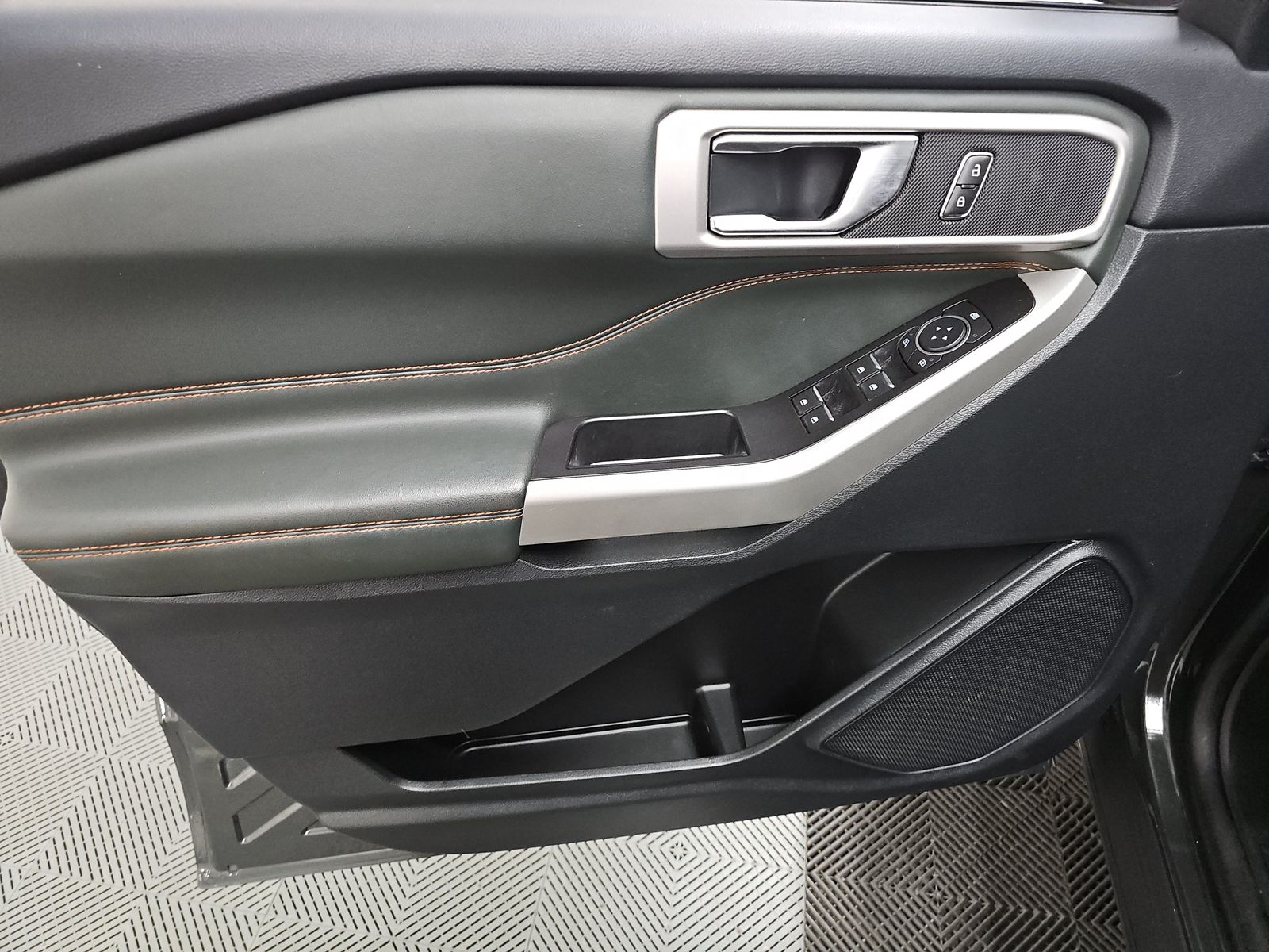 FORD EXPLORER - 10
