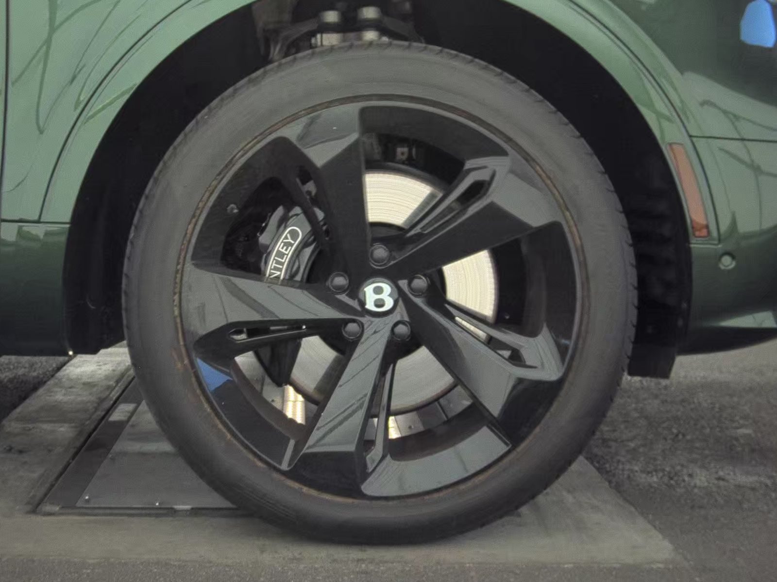 2023 Bentley Bentayga EWB Azure AWD