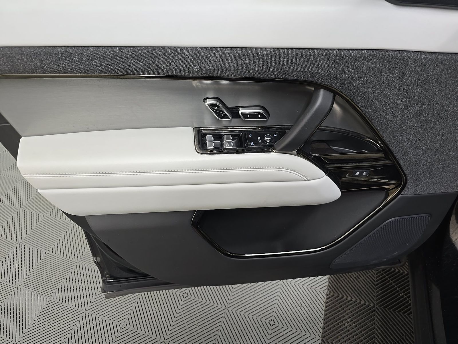 2025 Land Rover Range Rover Sport SE FWD