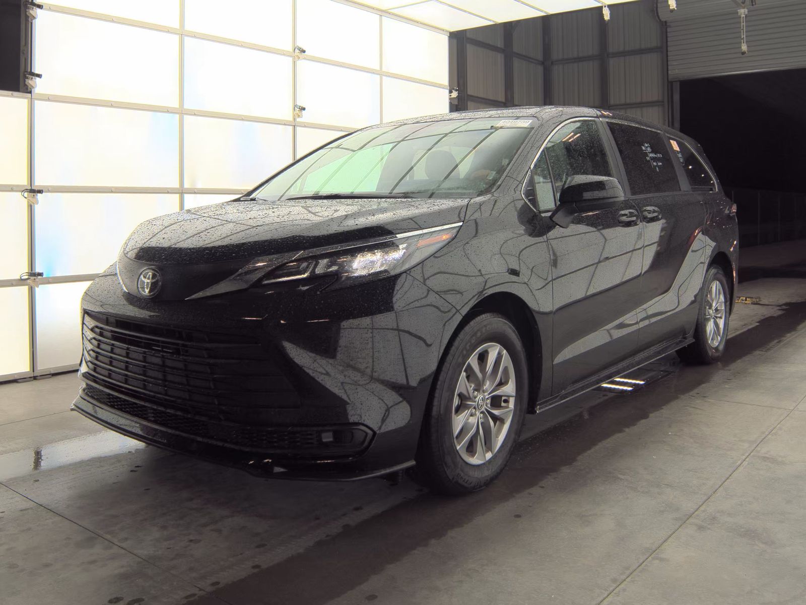 2026 Toyota Sienna LE 8-Passenger Hybrid FWD's photo