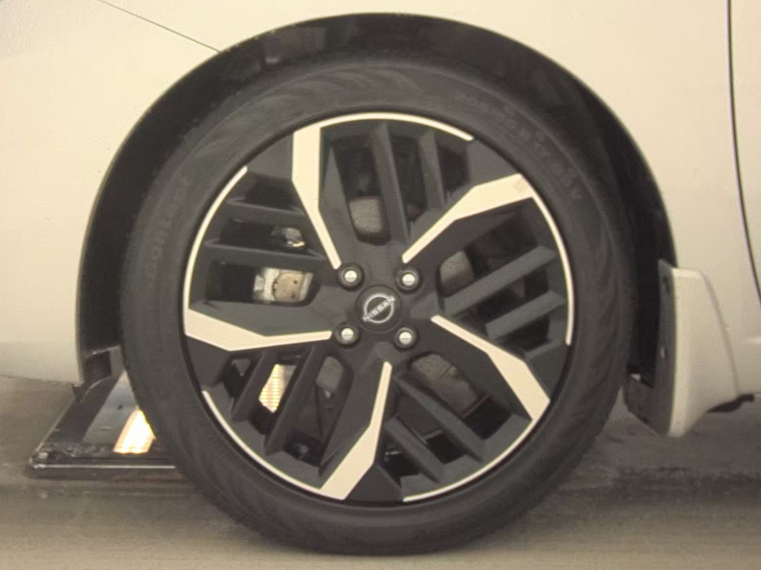 NISSAN VERSA - 10