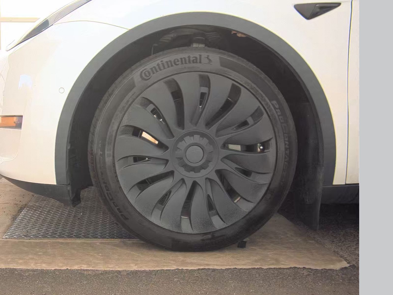 TESLA MODEL Y - 10