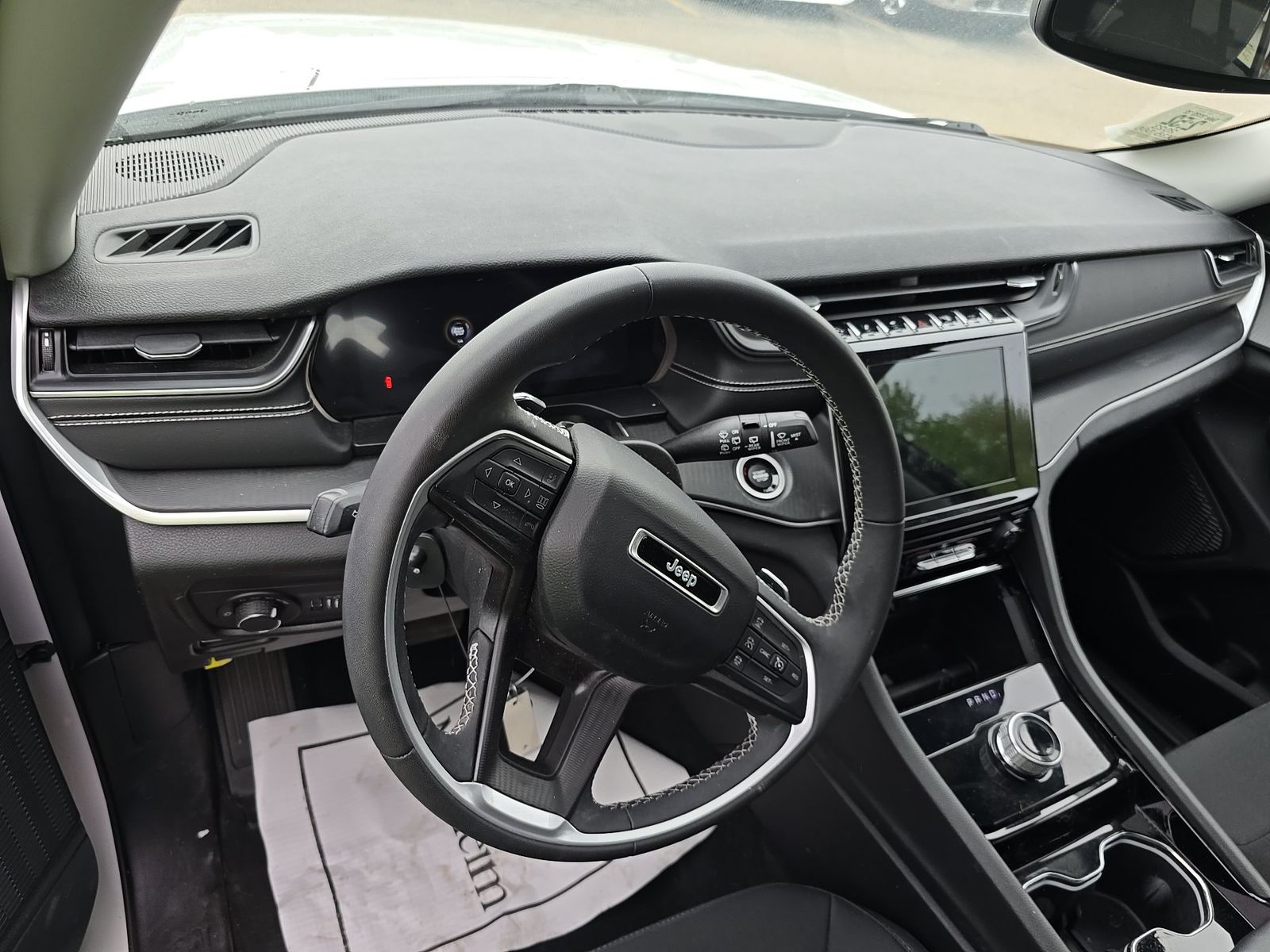 2023 Jeep Grand Cherokee Laredo AWD