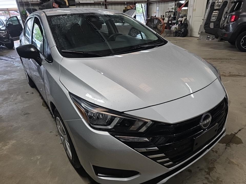 NISSAN VERSA - 4