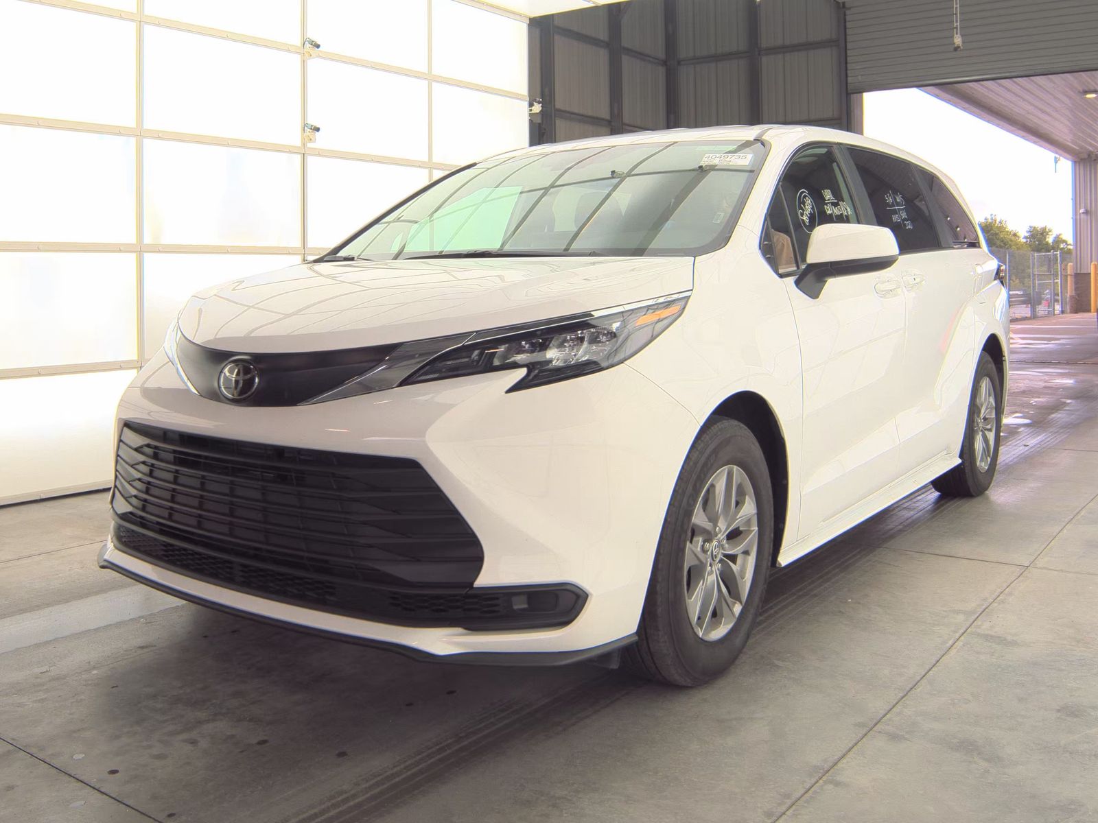 2026 Toyota Sienna LE 8-Passenger Hybrid FWD's photo