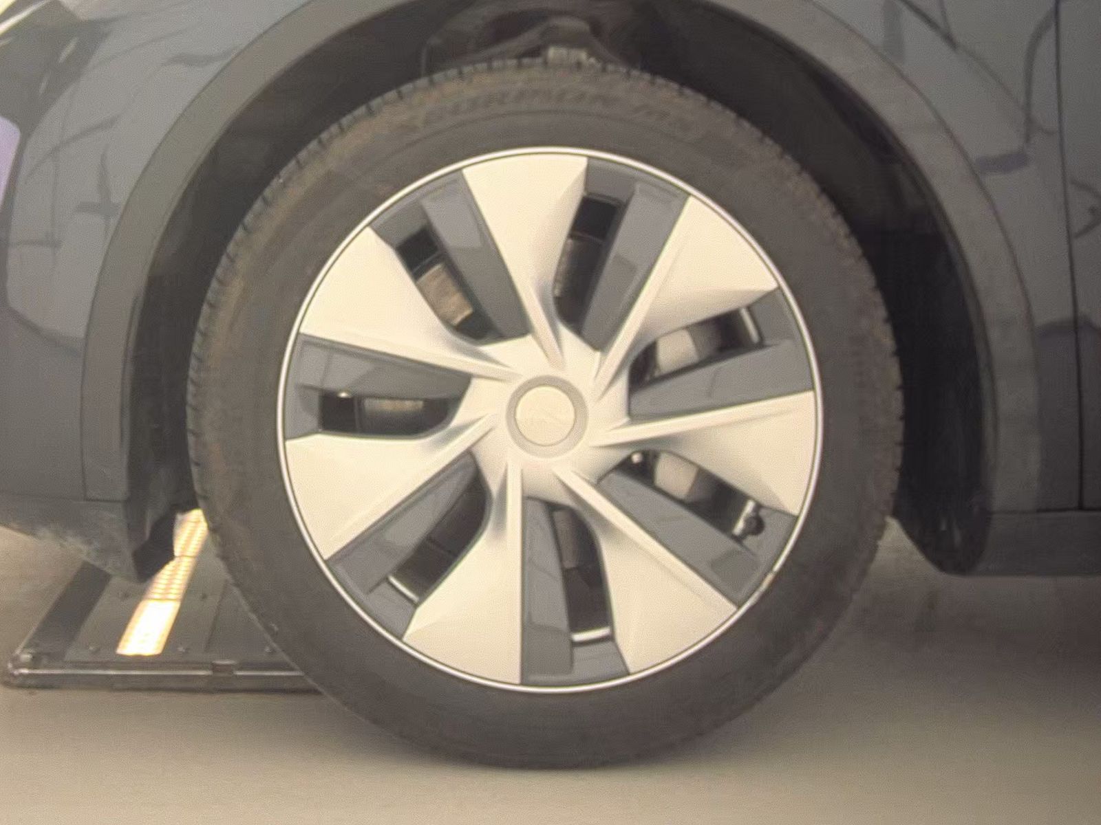 TESLA MODEL Y - 10