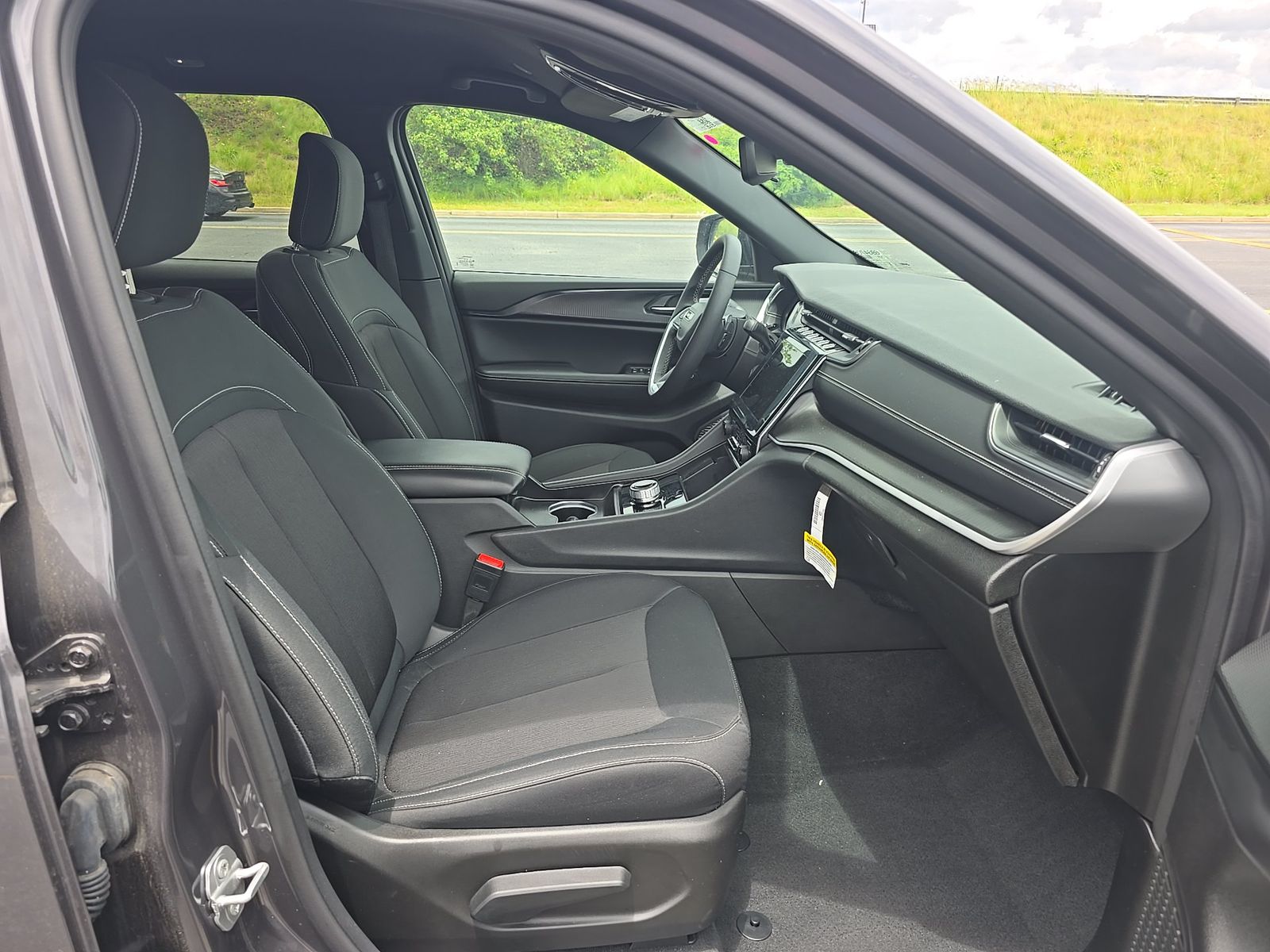 2024 Jeep Grand Cherokee Laredo RWD