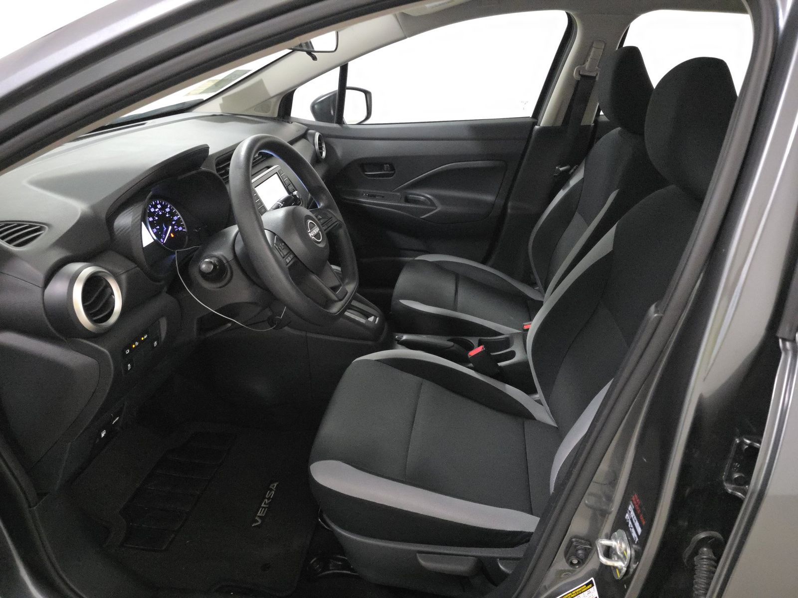 NISSAN VERSA - 8