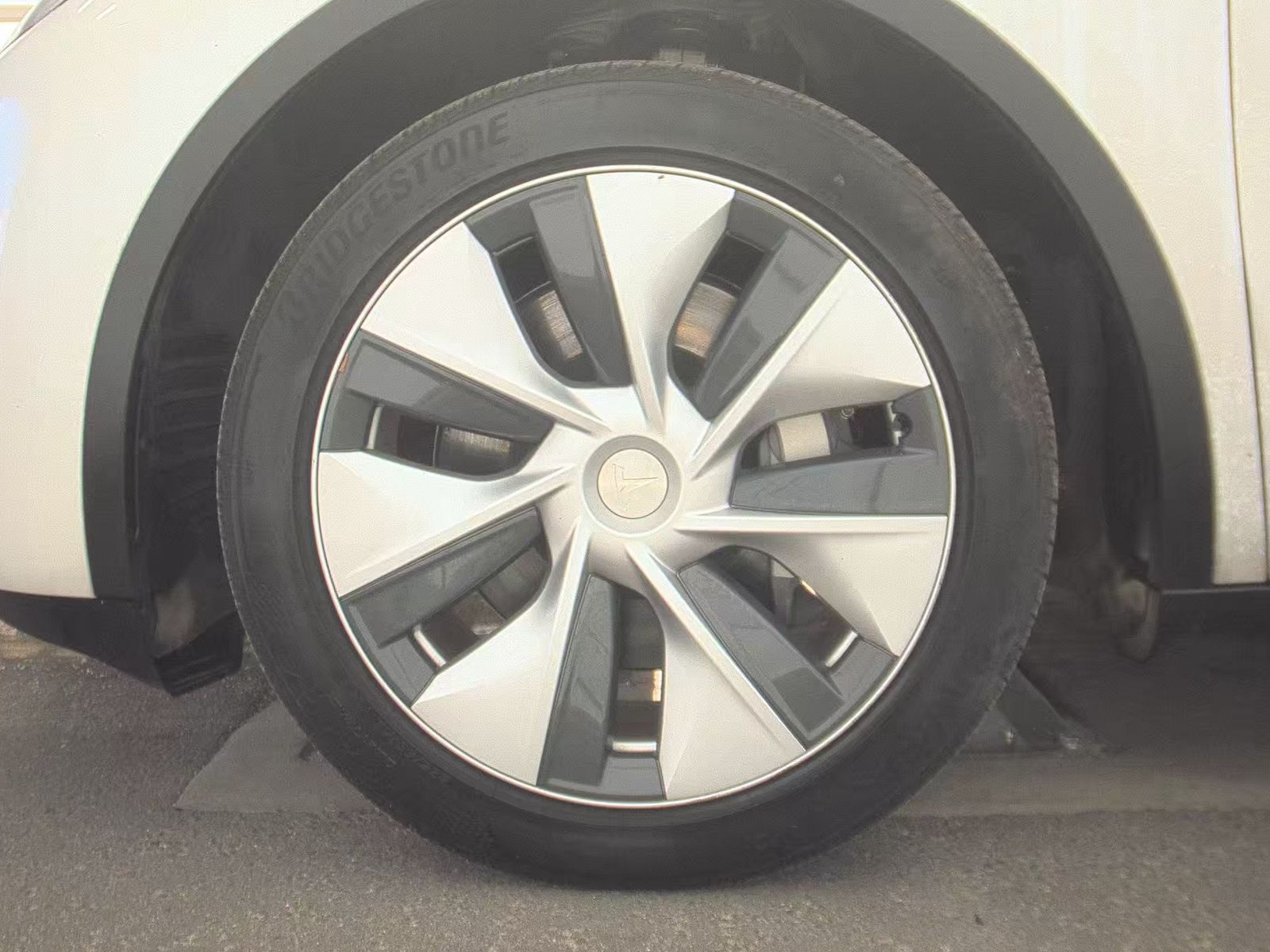 TESLA MODEL Y - 10