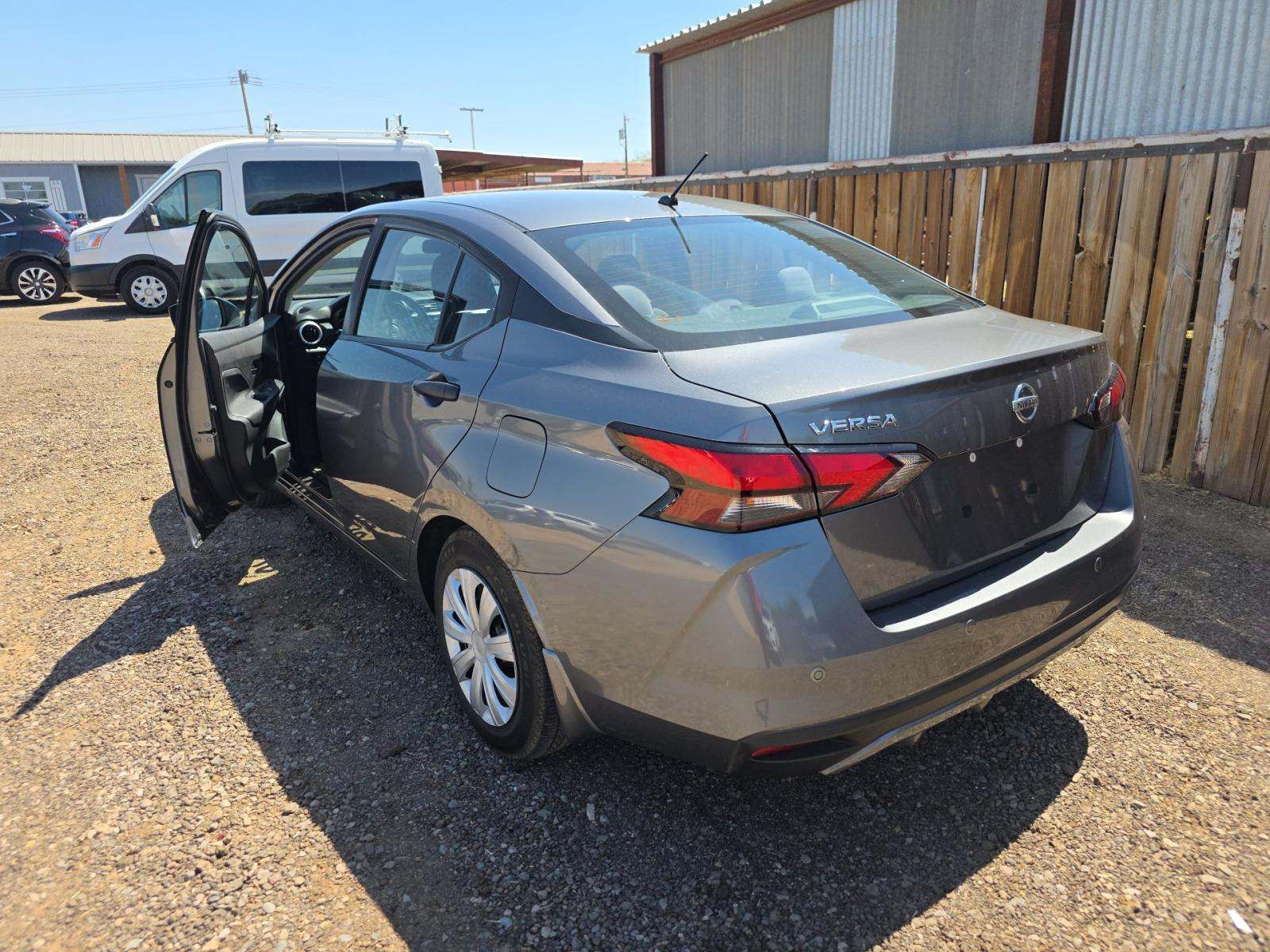 NISSAN VERSA - 4