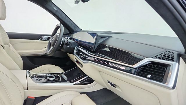 2026 BMW X7 M60i AWD