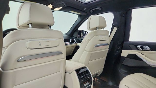 2026 BMW X7 M60i AWD