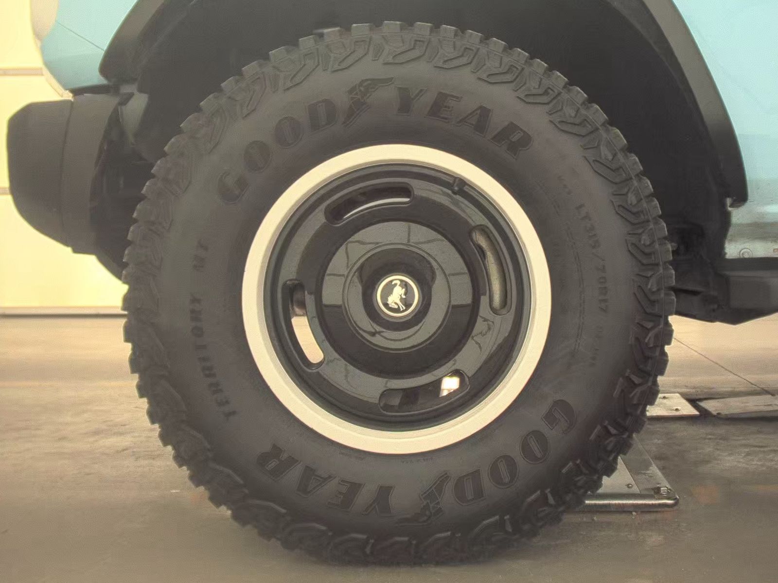 FORD BRONCO - 10