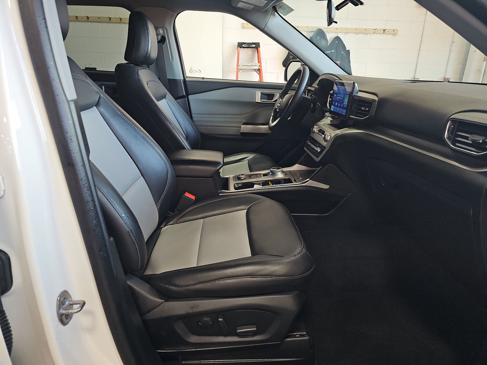 FORD EXPLORER - 3