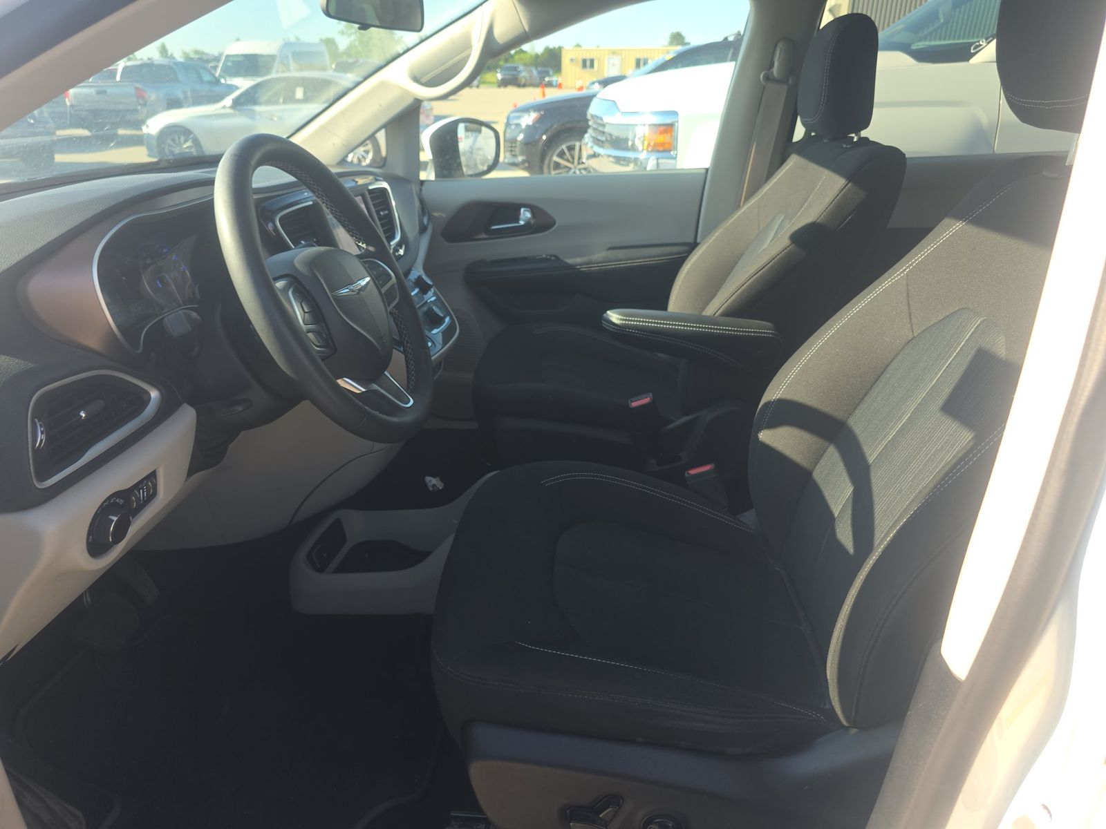 CHRYSLER VOYAGER - 8