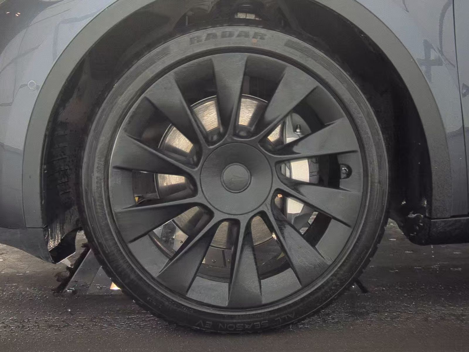 TESLA MODEL Y - 10