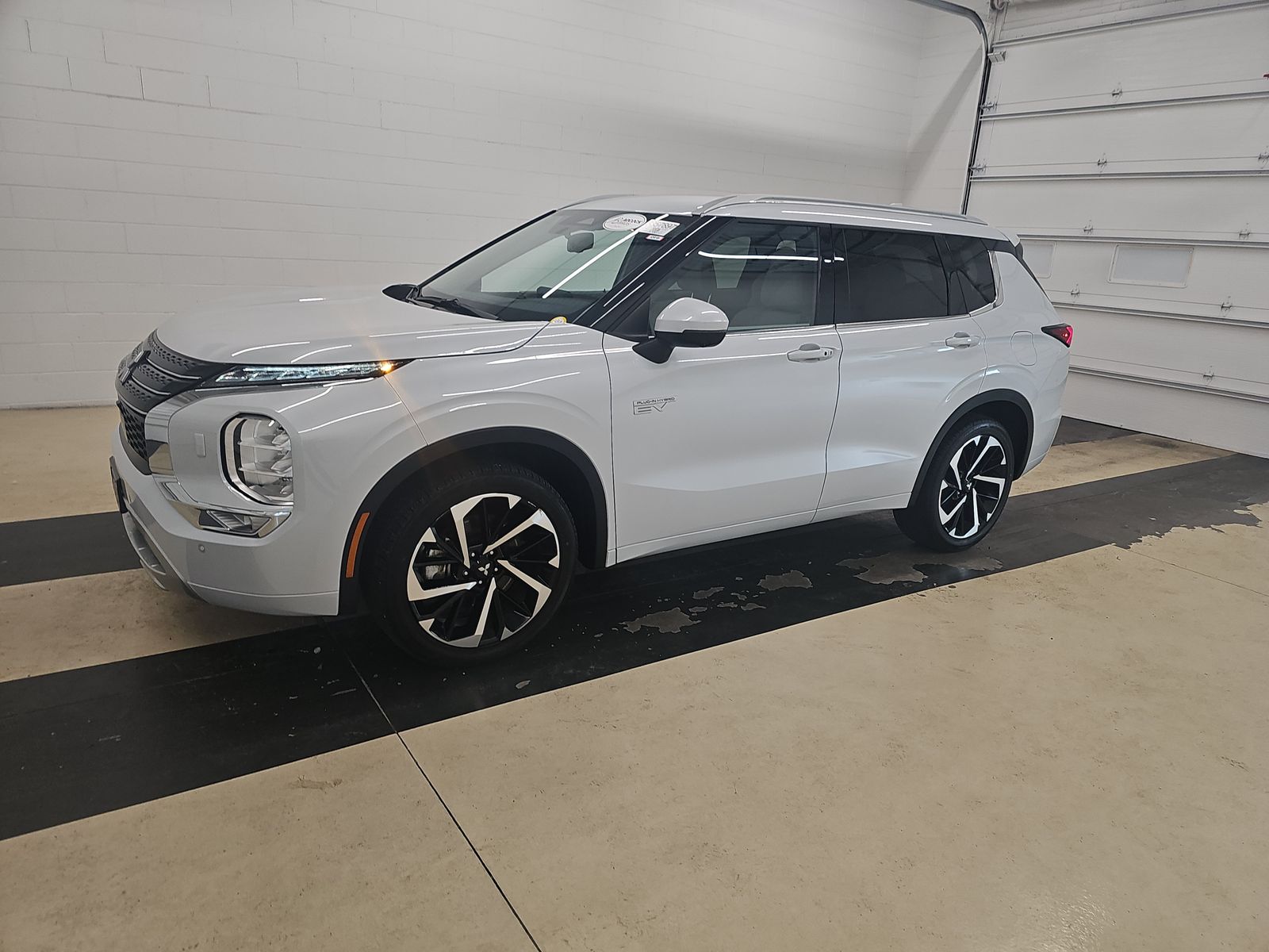 2024 Mitsubishi Outlander Plug-in Hybrid SEL S-AWC's photo