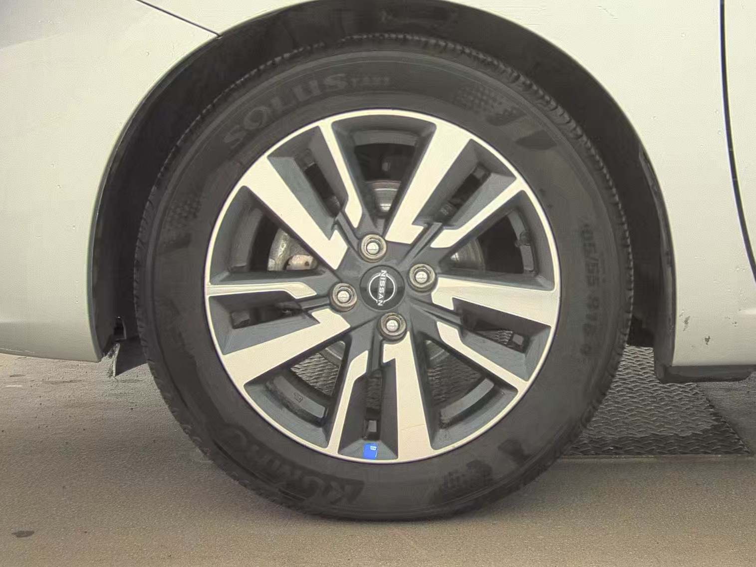 NISSAN VERSA - 10