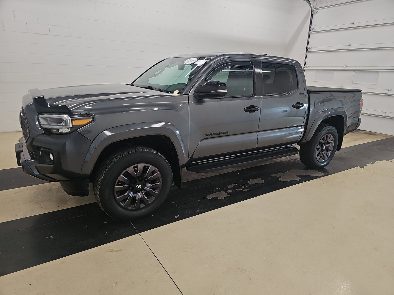 2022 Toyota Tacoma Limited Double Cab 4WD V6 Auto Short Bed's photo