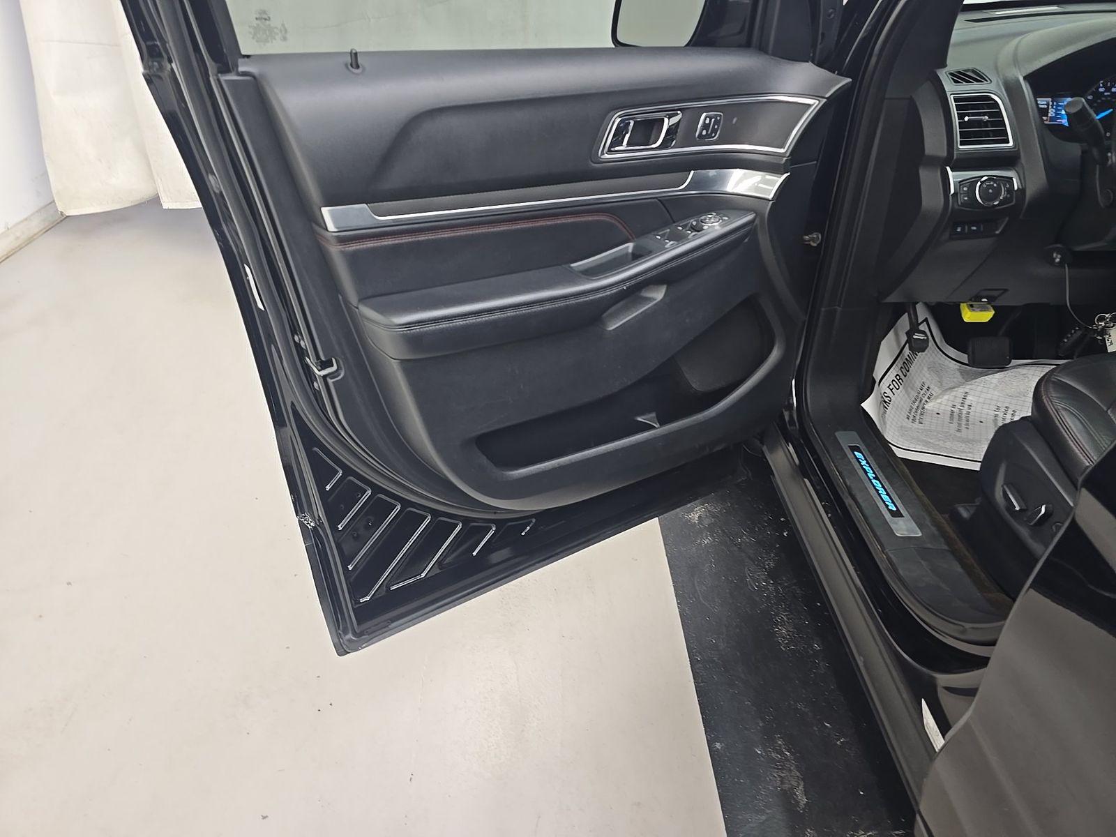 FORD EXPLORER - 10