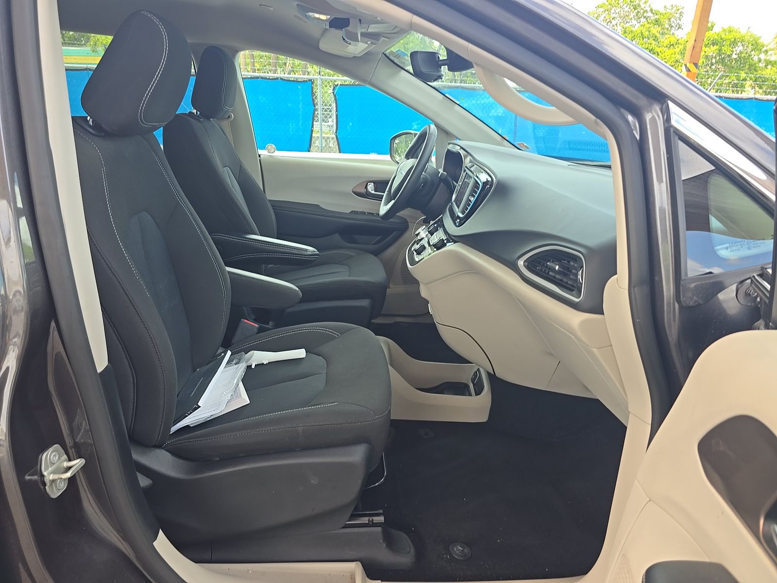 CHRYSLER VOYAGER - 9