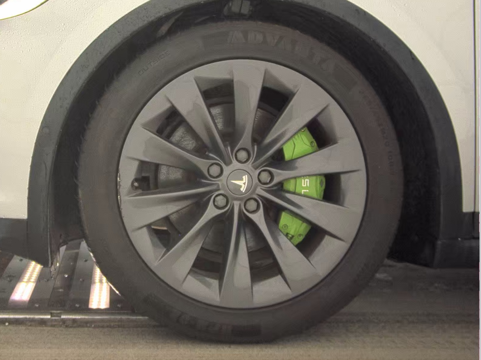 TESLA MODEL X - 10