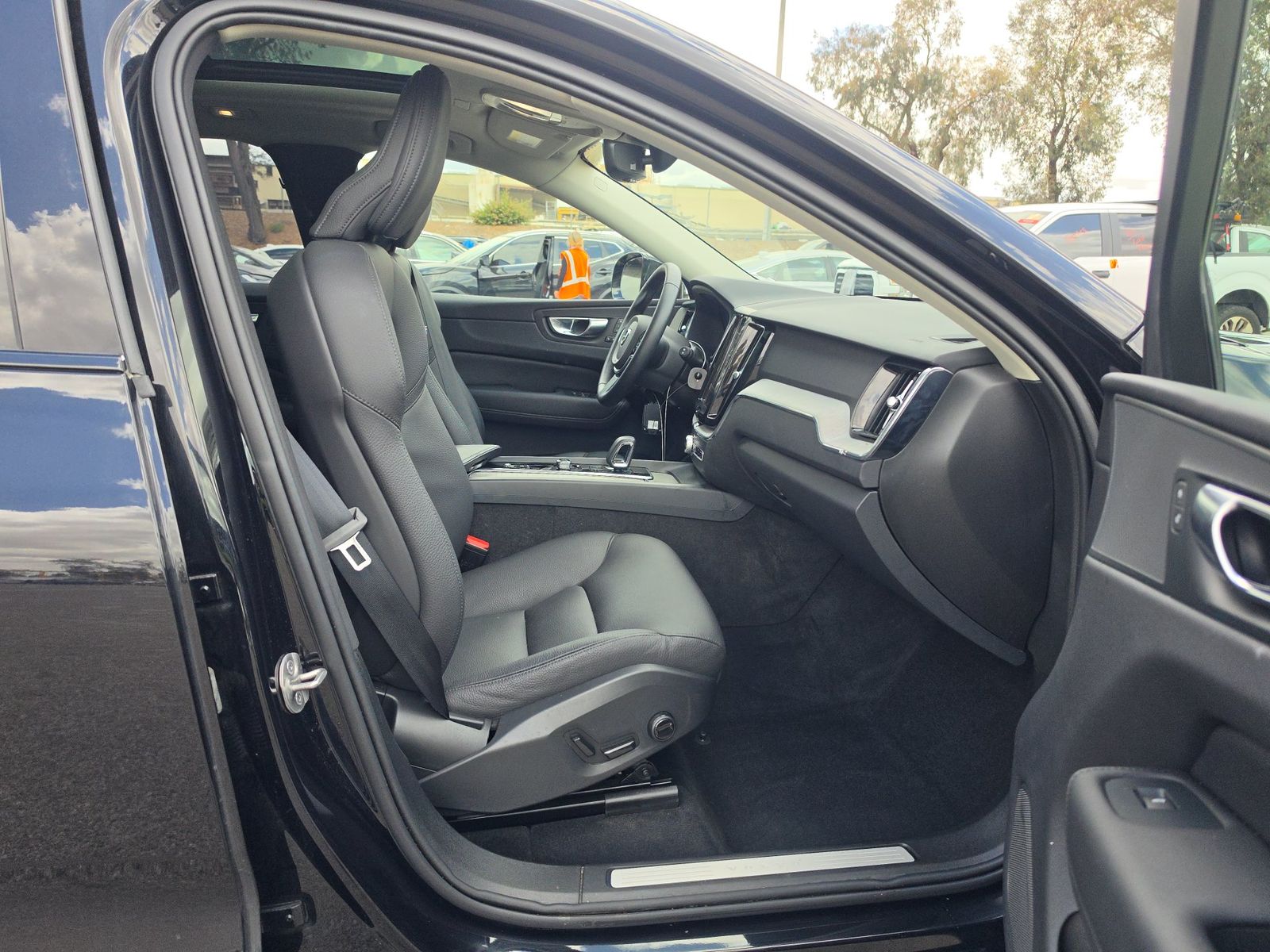 2025 Volvo XC60 B5 Plus FWD