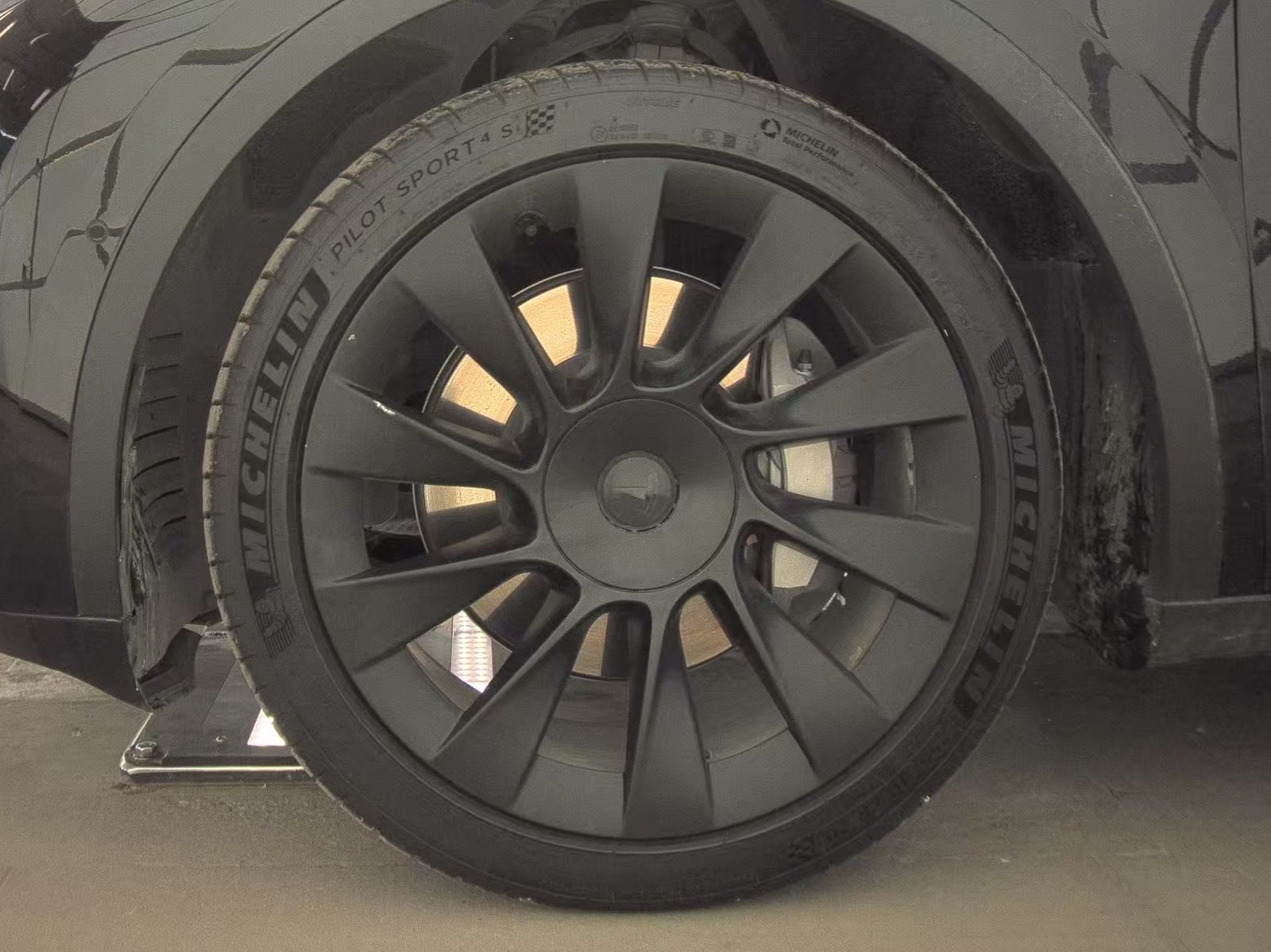 TESLA MODEL Y - 10
