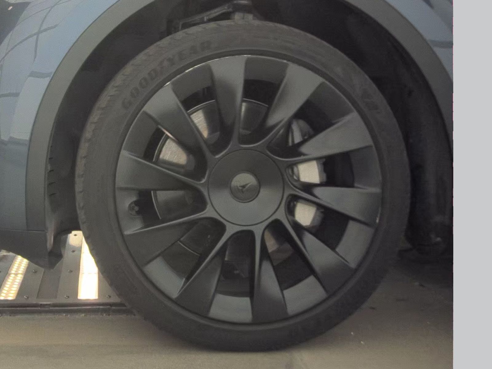 TESLA MODEL Y - 10