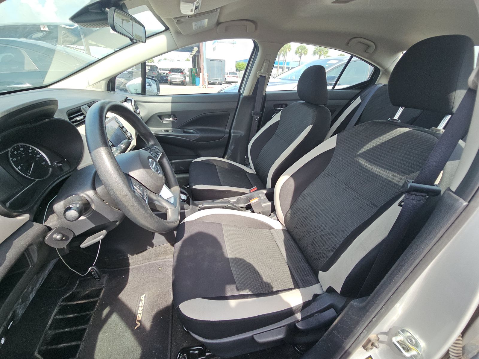 NISSAN VERSA - 8