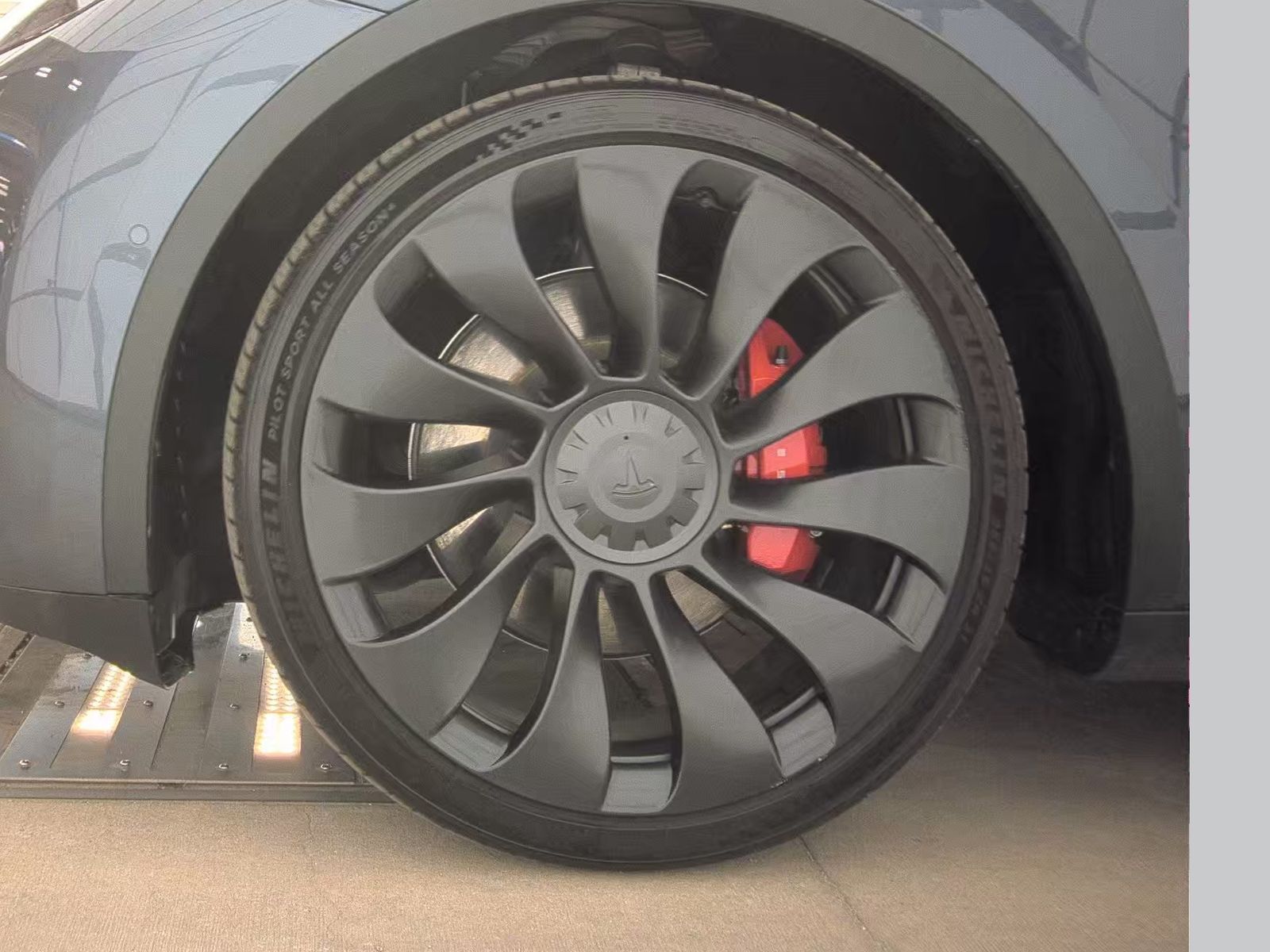 TESLA MODEL Y - 10