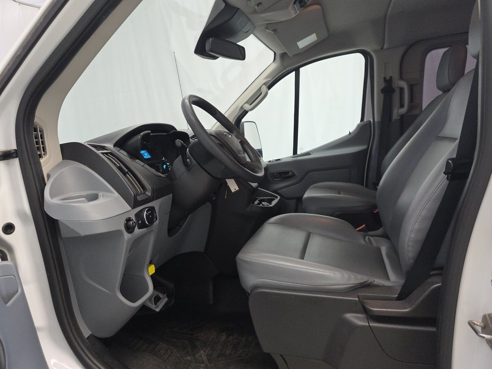 FORD TRANSIT 150 - 8