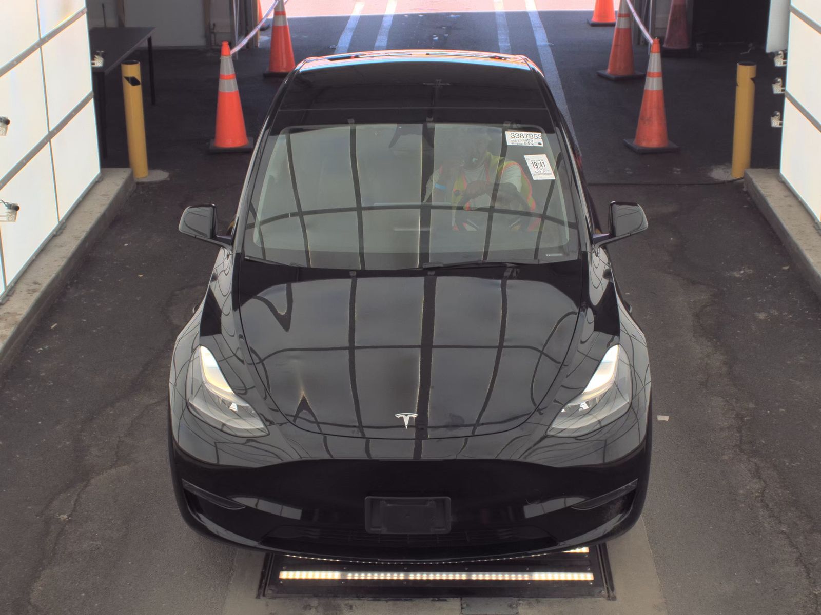 TESLA MODEL Y - 3