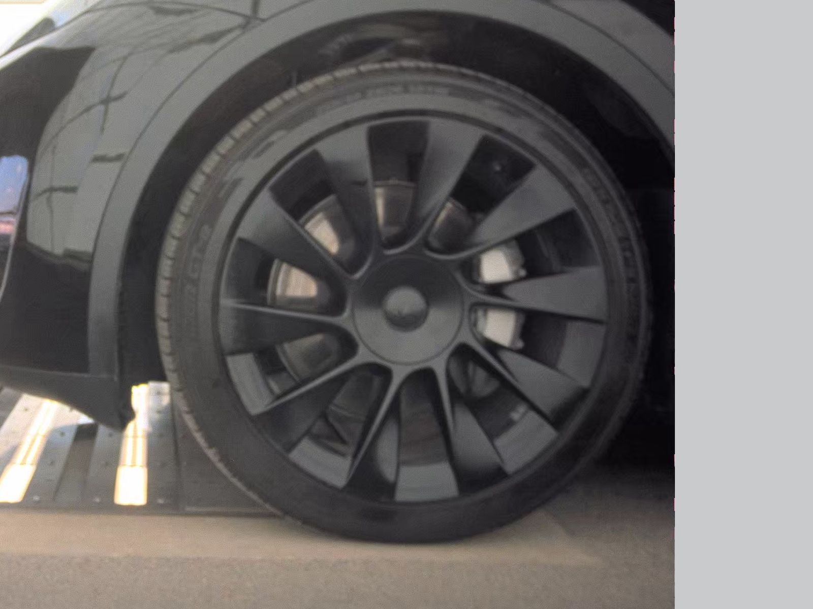 TESLA MODEL Y - 10