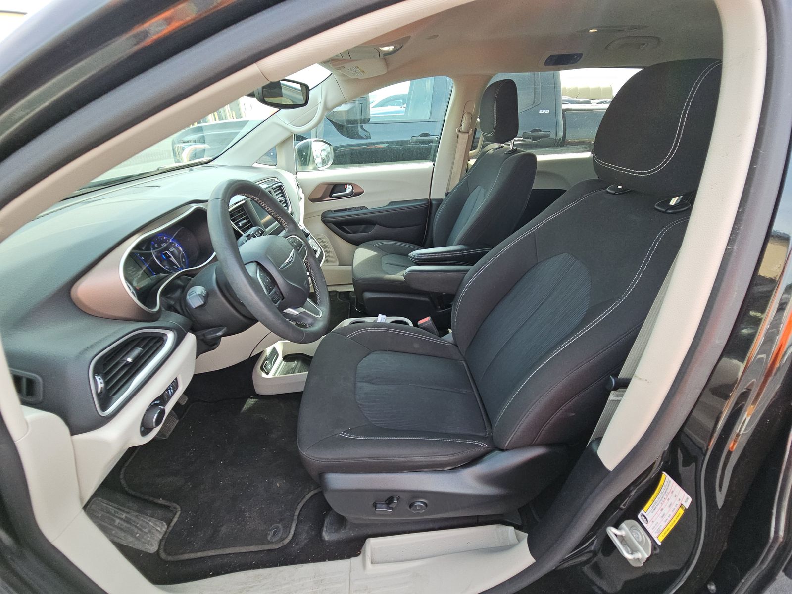 CHRYSLER VOYAGER - 8