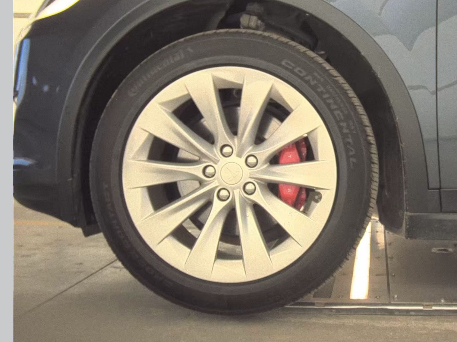 TESLA MODEL X - 10