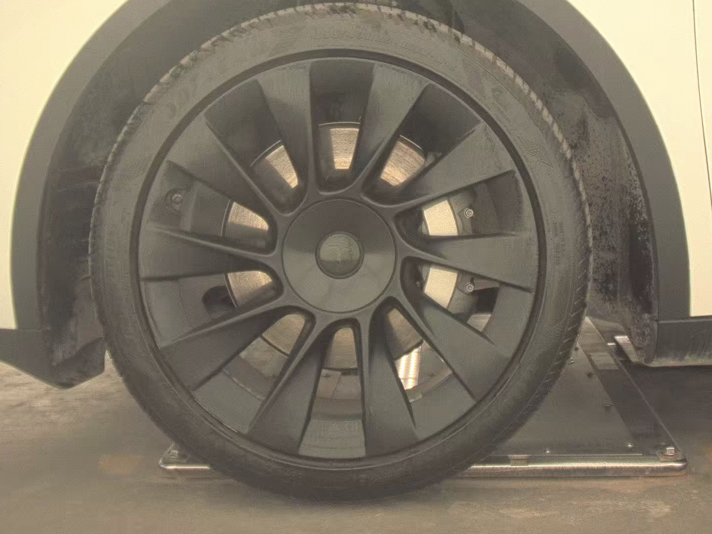 TESLA MODEL Y - 10