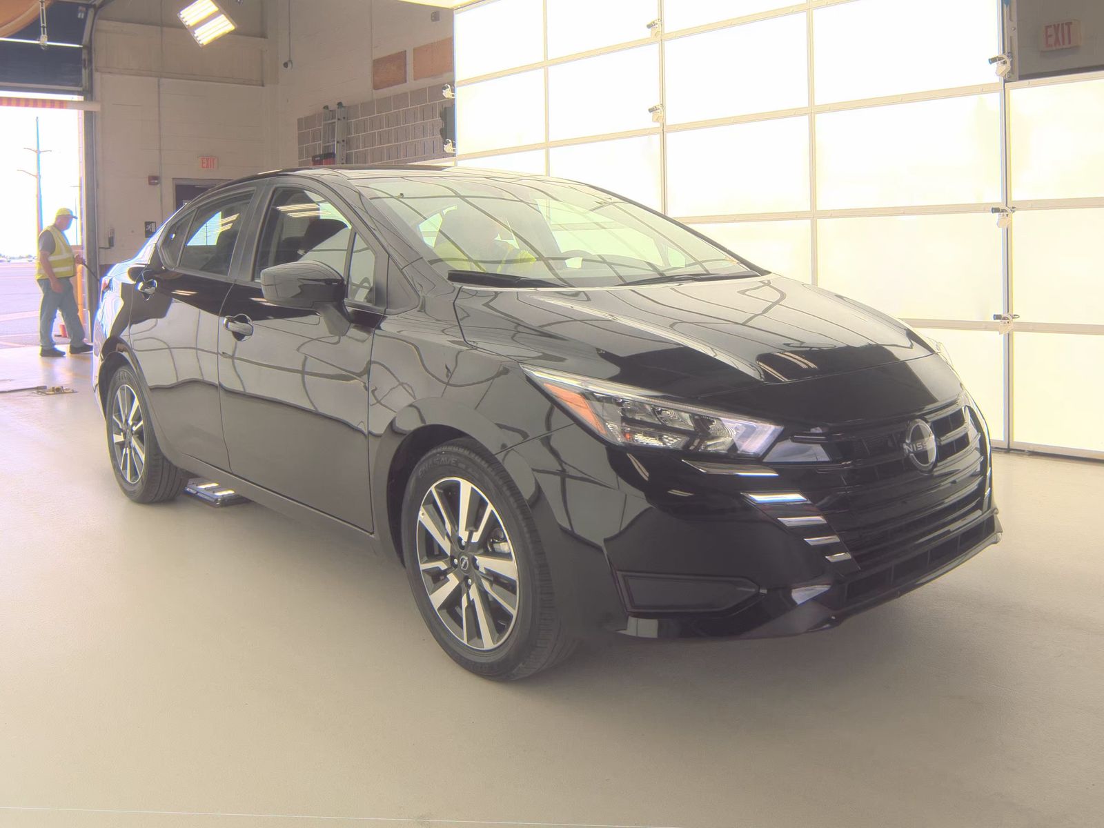 NISSAN VERSA - 4