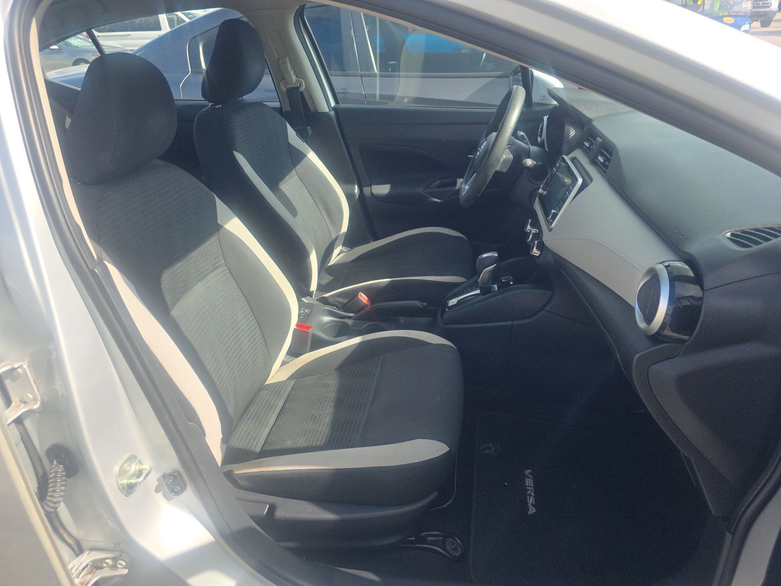 NISSAN VERSA - 9