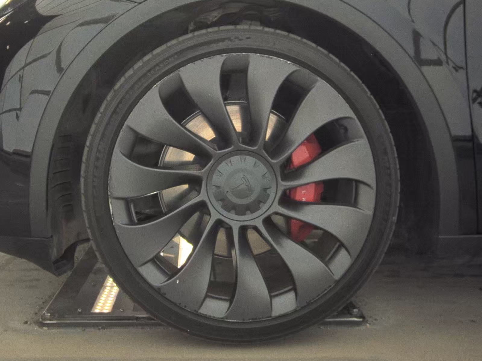 TESLA MODEL Y - 10
