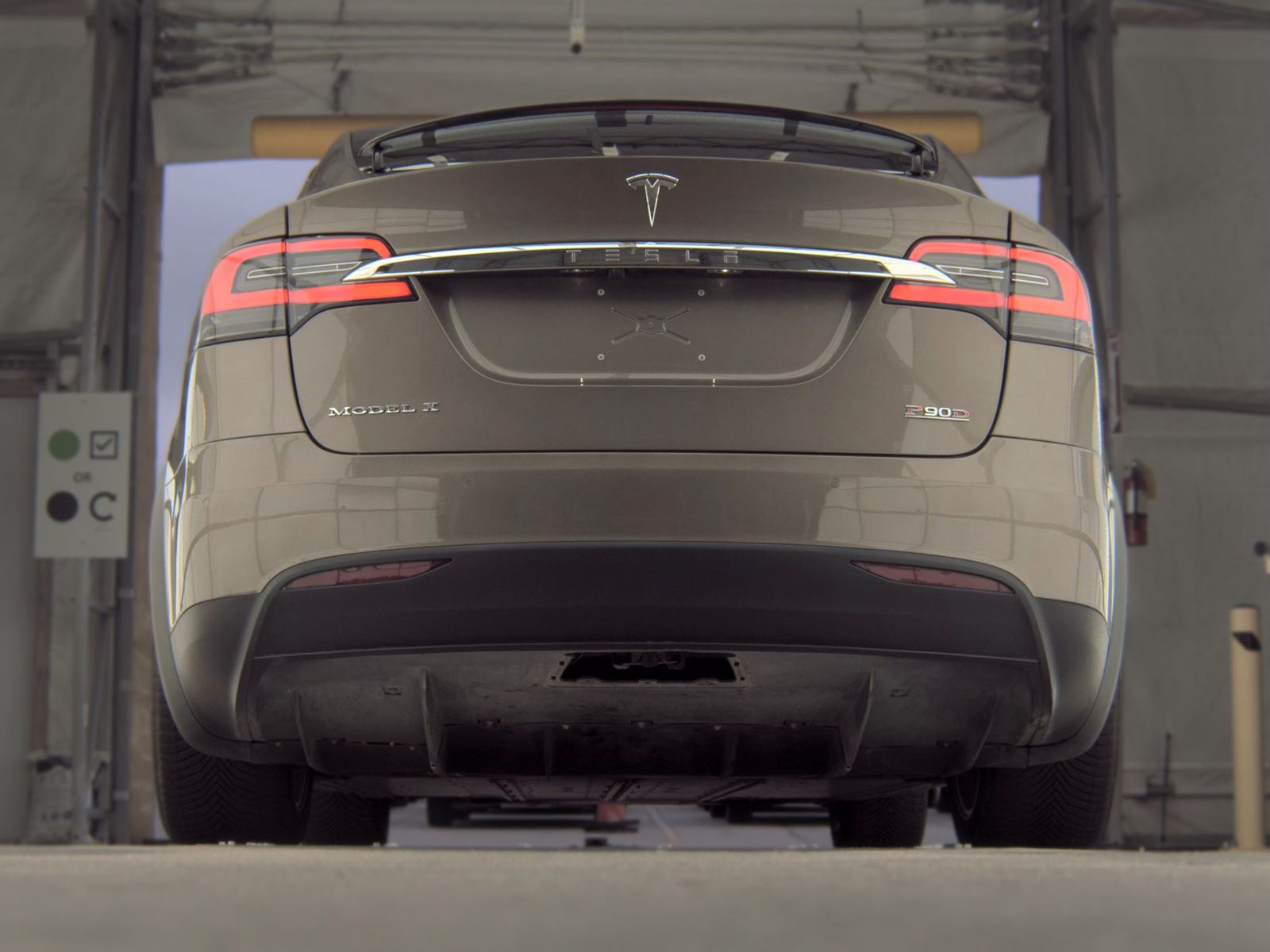 TESLA MODEL X - 8