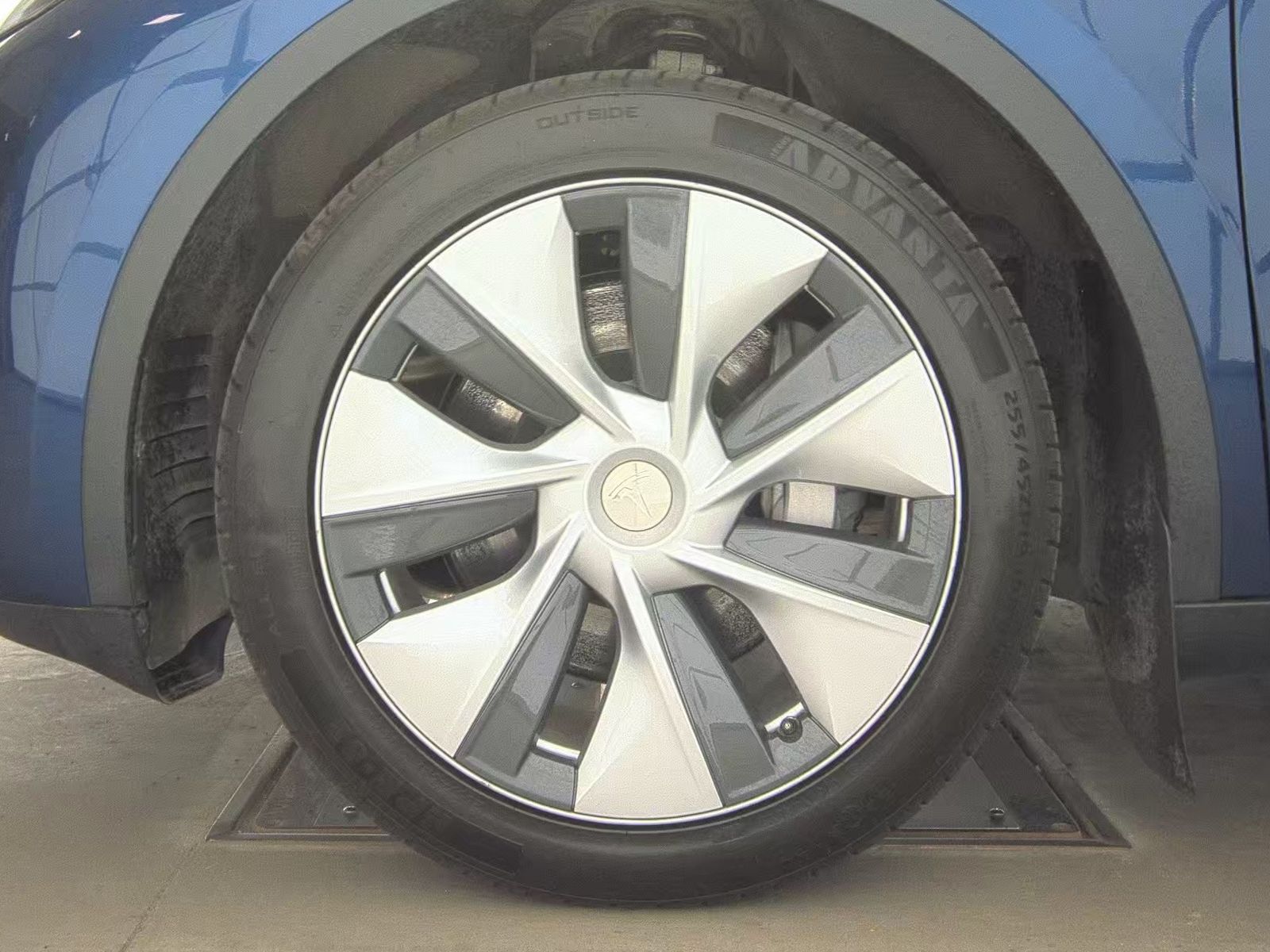 TESLA MODEL Y - 10