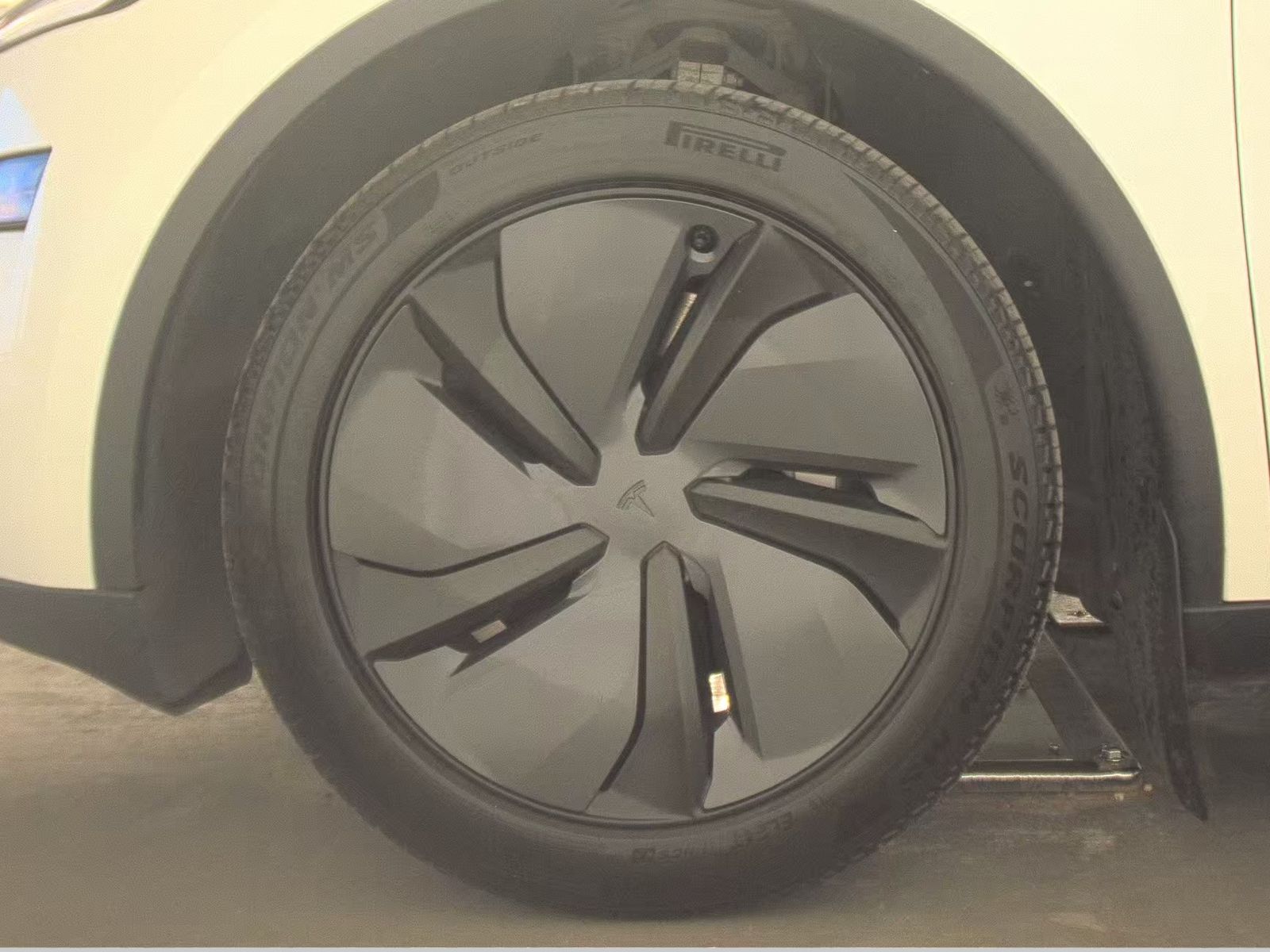 TESLA MODEL Y - 10