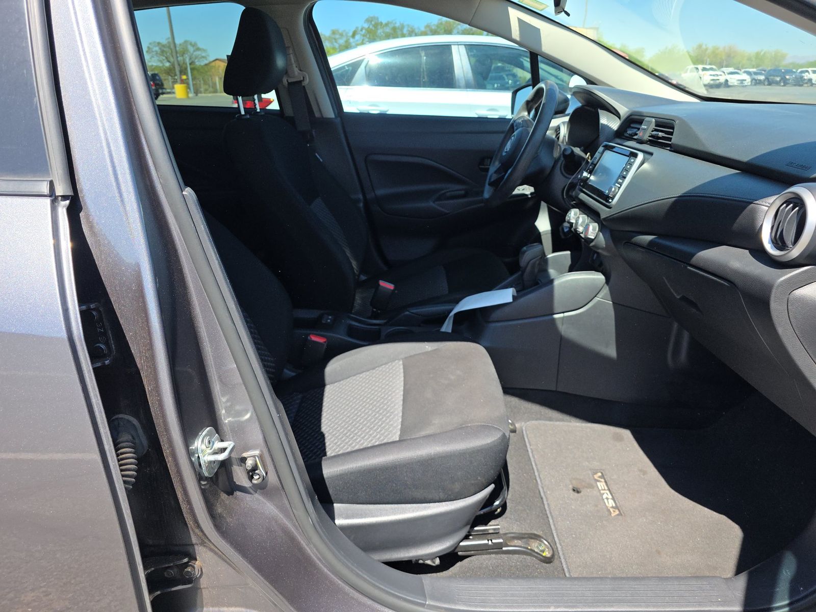 NISSAN VERSA - 9