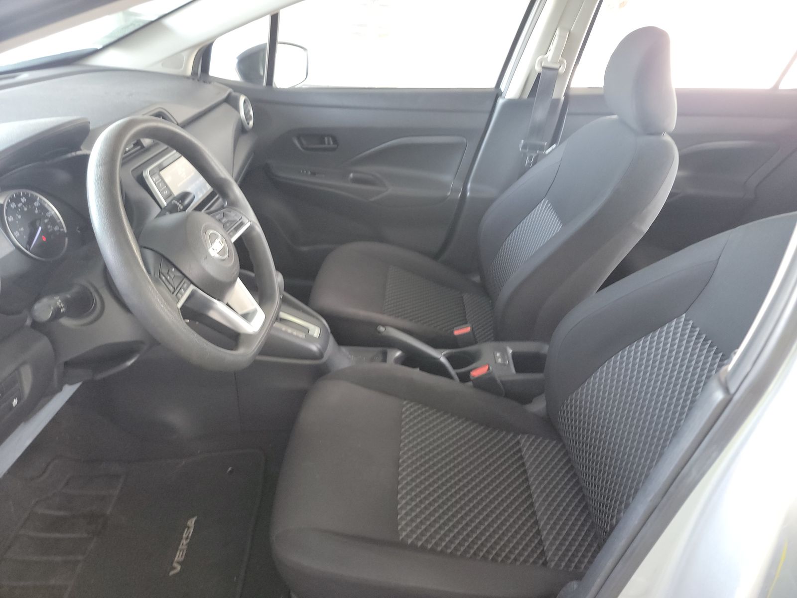 NISSAN VERSA - 8