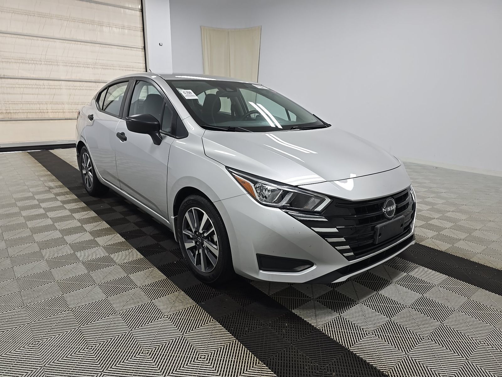 NISSAN VERSA - 4