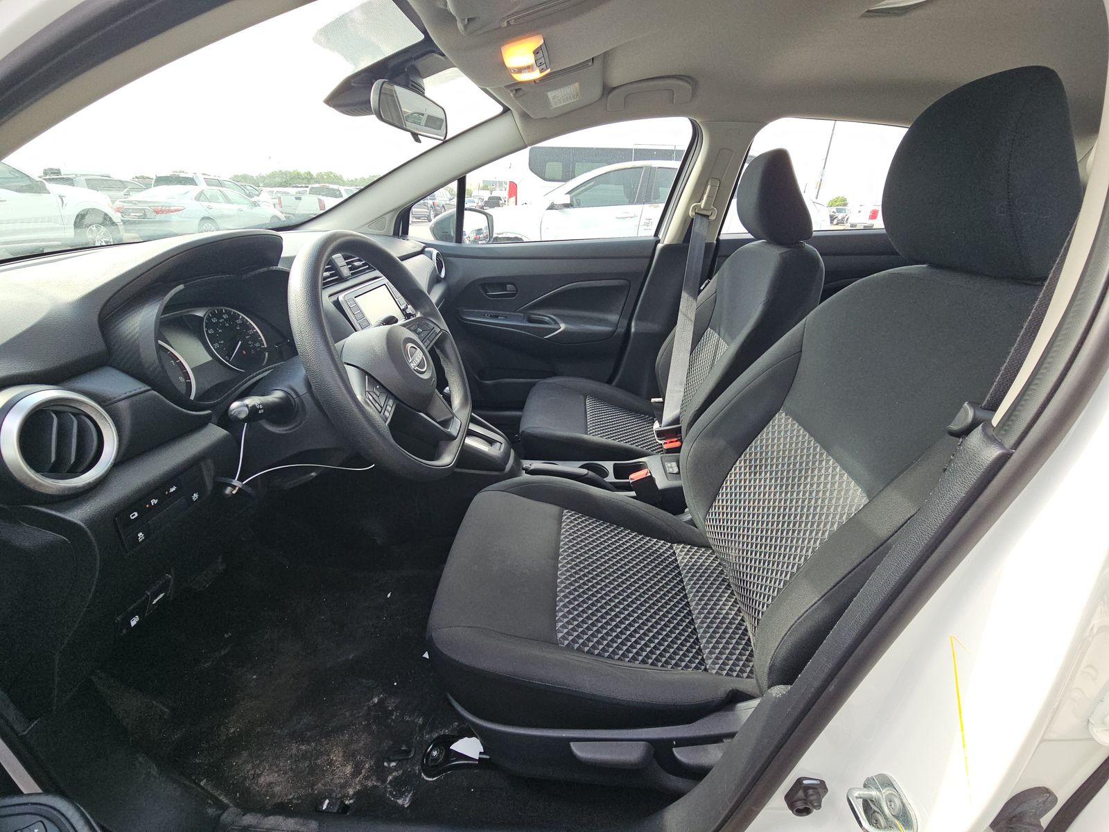 NISSAN VERSA - 8