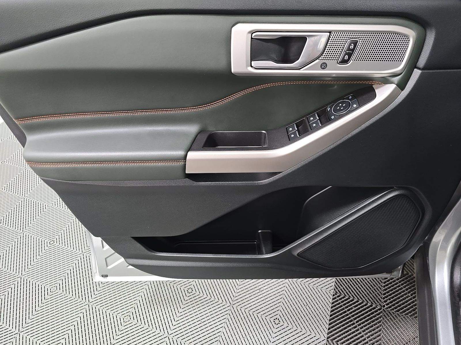 FORD EXPLORER - 10