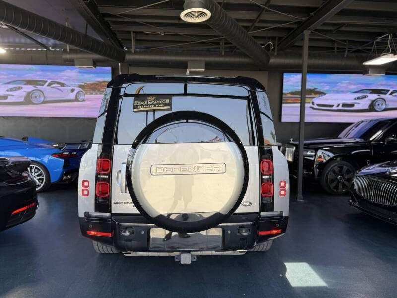 2023 Land Rover Defender 130 X-Dynamic SE AWD