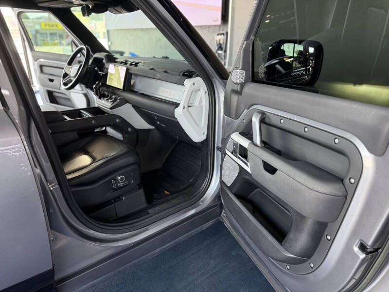2023 Land Rover Defender 130 X-Dynamic SE AWD